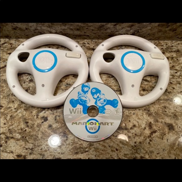 Mariokart wii game + 2 wheels